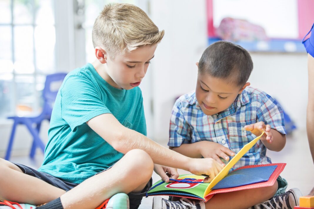 Alumnos en un salón de clases educación inclusiva